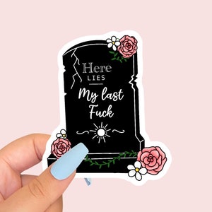 "Lustiger ""HERE LIES MY last fuck"" Grabaufkleber | Bezugsfertig | Wasserdicht | für Journale, Wasserflaschen, Laptops und Kindles |Holo oder Glossy