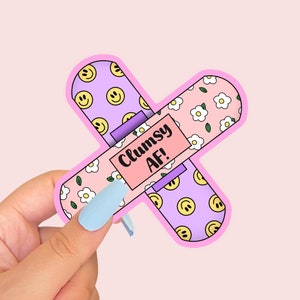 CLUMSY AF GIPS Aufkleber | Lustiger Meme Aufkleber | Aufkleber Kunst | Laptop/Kindle/Handy Aufkleber | Journal/Planer Sticker | Glänzend oder holographisch