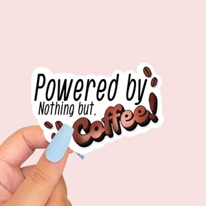 POWERED BY COFFEE Sticker vinyle | Coffee Addict | Résistant à l'eau | Sticker pour ordinateur portable/Kindle/journal/planificateur | Brillant ou holographique