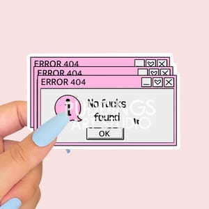 Puede incluir: Una pegatina rosa y blanca con un mensaje de error de computadora. Muestra "ERROR 404" y "No fucks found". El diseño imita una interfaz de computadora retro, con un botón "OK".