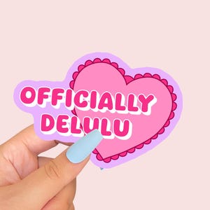 OFFIZIELL DELULU Vinyl Sticker | Kindle Sticker | Rosa Herz Aufkleber | Glänzend oder Holographisch | Kreative Aufkleber |