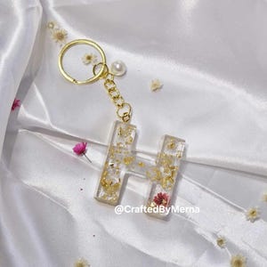 Handmade Resin Keychain – Custom Personalized Keychain with Flowers, Glitter, and Charms – Gift for Her, Custom Accessories for Bags, Keys