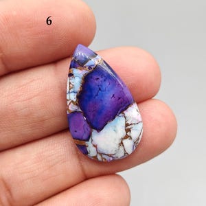 1 Stück natürliche Kingman Purple Dahlia Türkis Cabochon, Mix-Form 10 mm - 29 mm Lila Kupfer Türkis Lose Stein Cab Edelstein