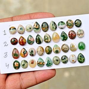 以下が含まれることがあります： クリーム、ライトグレー、ダークグレーの3色の、まだら模様のマット仕上げのセラミックマグのセット。各マグはシンプルでミニマリストなデザインで、コーヒーや紅茶に最適です。