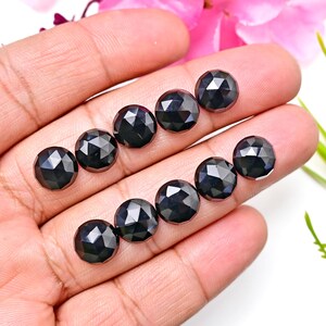 Paquete de 10 piedras preciosas sueltas de espinela negra natural de 10 mm con corte redondo en forma de rosa para la fabricación de joyas.