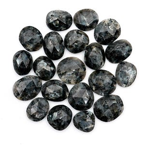 Larvikita natural AAA, también conocida como piedra lunar noruega, labradorita negra, cabujón de corte rosa, paquete al por mayor para la fabricación de joyas - Paquete de 20 piezas