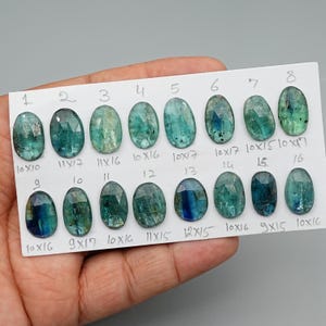 1 pieza de cabujón ovalado de cianita biológica talla rosa - parte trasera plana de cianita verde esmeralda claro, piedras preciosas naturales, joyería DIY, engaste de anillo, colgante de bisel
