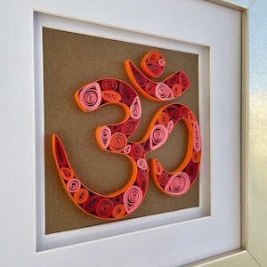 Arte Om - Sillaba sacra - Simbolo Aum - Decorazione Om - Arte da parete indiana - Carta Om Quilling - Segno Om 3D