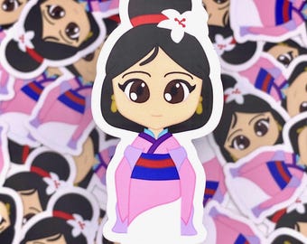 Chibi Mulan Vinylklistermärke - Rosa Klänning