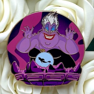 Pin de esmalte de fantasía de Úrsula - Evil Schemes Purple