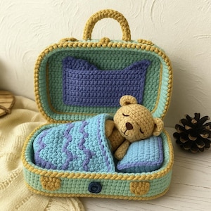 Mini orsetto di peluche amigurumi, modello all'uncinetto con valigia, coperta e accessori, download immediato del PDF