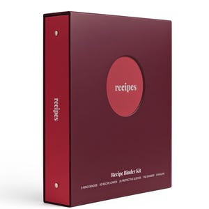 Könnte beinhalten: Ein weinrotes Rezeptordner-Set mit dem Wort "recipes" in einem kreisförmigen Design auf der Vorderseite. Der Rücken hat auch das Wort "recipes". Das Set enthält einen 3-Ring-Ordner, Rezeptkarten, Schutzhüllen, Register und einen Umschlag.