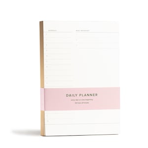 Puede incluir: Un bloc de notas de planificaci&oacute;n diaria rosa y blanco con 100 hojas de papel para arrancar. El bloc de notas tiene dos columnas, una etiquetada como "Horario" y la otra como "Lo m&aacute;s importante".