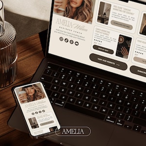Puede incluir: Un ordenador portátil con un sitio web abierto en la pantalla. El sitio web es para un coach de negocios llamado Amelia Wilson. El sitio web ofrece una variedad de servicios, que incluyen una guía gratuita, un paquete de plantillas de marketing de Canva y una opción para reservar una sesión de estrategia conmigo. El sitio web también tiene una llamada a la acción para suscribirse a las actualizaciones. El portátil está sobre una mesa de madera con una jarra de vidrio y un teléfono móvil.