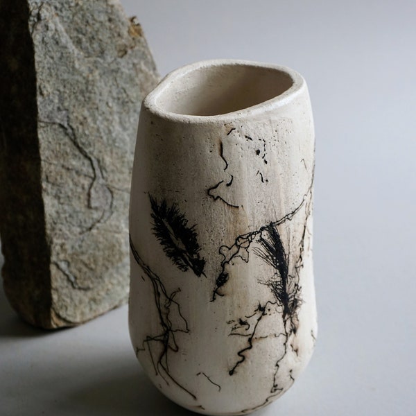 Raku-Vase / Rosshaar und Feder / Handgefertigte Keramik / Moderne Keramik / Sammlerkeramik / Wabi-Sabi-Keramik / Vase