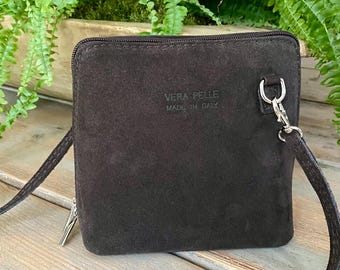 Donkerbruine suède tas: kleine koe crossbodytas van koffiebruin suède