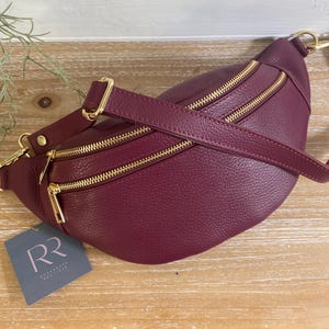 Sac bandoulière en cuir bordeaux, sac banane bordeaux, sac banane bordeaux, sac banane bordeaux, grand sac banane en cuir, sac à main bandoulière rouge, sac à main croissant