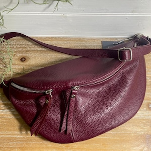 Sac bordeaux, sac bandoulière bordeaux, sac banane bordeaux, sac rouge cerise, sac en cuir bordeaux, sac sang de boeuf, sac à main rouge foncé, sac banane bordeaux, sac rouge