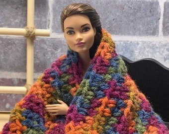 Couverture afghane au crochet taille barbie aux couleurs rustiques confortables et ensemble de coussins de yoga carrés taille de poupée à l'échelle 1:6
