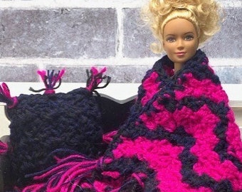 Couverture afghane au crochet taille barbie confortable rose fuscia et noir et ensemble de coussins carré taille de poupée à l'échelle 1:6