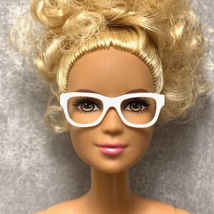 Barbie con lentes discount