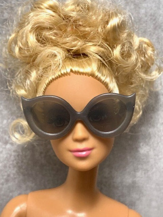 Occhiali da sole grigi cat eye oversize per bambola Barbie vedono