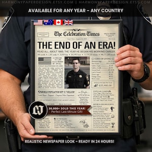 Puede incluir: Una impresión enmarcada de periódico titulada "The Celebration Times" con el titular "The End of an Era!". La impresión presenta una foto de un oficial de policía y detalles de 1995. El texto incluye la frase "30,000+ SOLD THIS YEAR!" y "Perfect Last-Minute Gift!"
