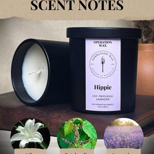 Puede incluir: Una vela en frasco negro con una etiqueta blanca que dice Operation Wax Hippie, Lily, Patchouli, Lavender y 7 oz / 200 g. La etiqueta tiene un logo de cerilla. Debajo, imágenes circulares muestran un lirio blanco, pachulí y lavanda.