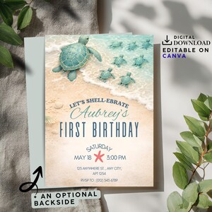 Puede incluir: Una invitación de cumpleaños con temática de playa. La invitación presenta una ilustración de acuarela de tortugas marinas en una playa de arena. El texto incluye "Let's Shell-ebrate Aubrey's First Birthday" y detalles del evento.