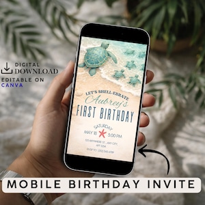 Puede incluir: Un teléfono móvil muestra una invitación de cumpleaños con temática de playa. La invitación presenta tortugas marinas, el texto "Let's shell-ebrate Aubrey's First Birthday" y detalles del evento. El teléfono se sostiene en una mano, con las palabras "Mobile Birthday Invite" en la parte inferior.