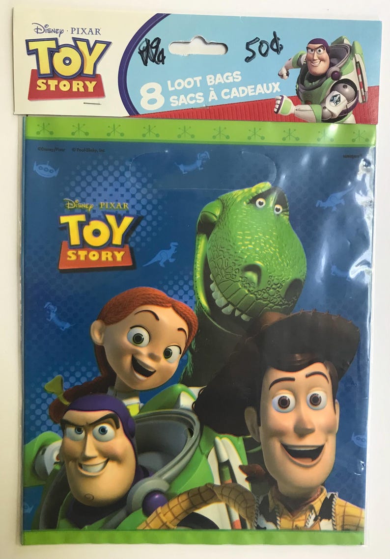 Puede incluir: Un paquete de 8 bolsas de regalo de Disney Pixar Toy Story con Buzz Lightyear, Woody, Jessie y Rex. La tarjeta superior muestra el logotipo de Toy Story, el personaje Buzz Lightyear y el texto 8 LOOT BAGS SACS &Agrave; CADEAUX con precios escritos a mano.