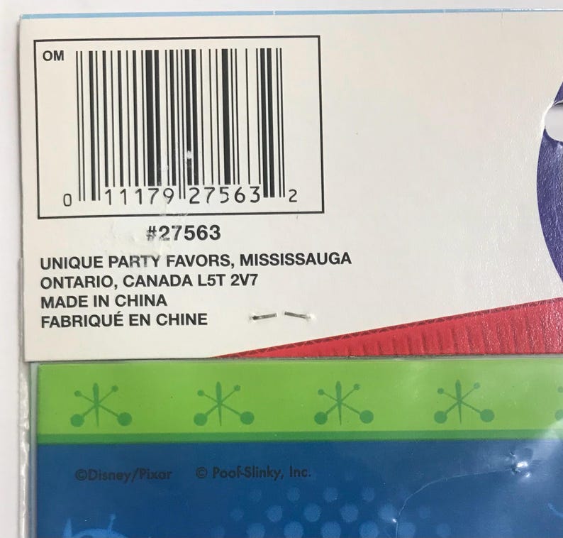 Puede incluir: Una tarjeta de embalaje de producto con un c&oacute;digo de barras, el n&uacute;mero 27563 y el texto UNIQUE PARTY FAVORS, MISSISSAUGA ONTARIO, CANADA L5T 2V7, MADE IN CHINA, FABRIQU&Eacute; EN CHINE. Debajo, un borde verde con iconos de estrellas sobre una secci&oacute;n azul.