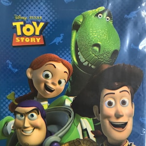 Puede incluir: Una bolsa de regalo de pl&aacute;stico azul con el logotipo de Disney Pixar Toy Story en amarillo y rojo. La bolsa muestra gr&aacute;ficos impresos de los personajes Woody, Buzz Lightyear, Jessie y Rex sobre un fondo azul oscuro con siluetas azul claro.