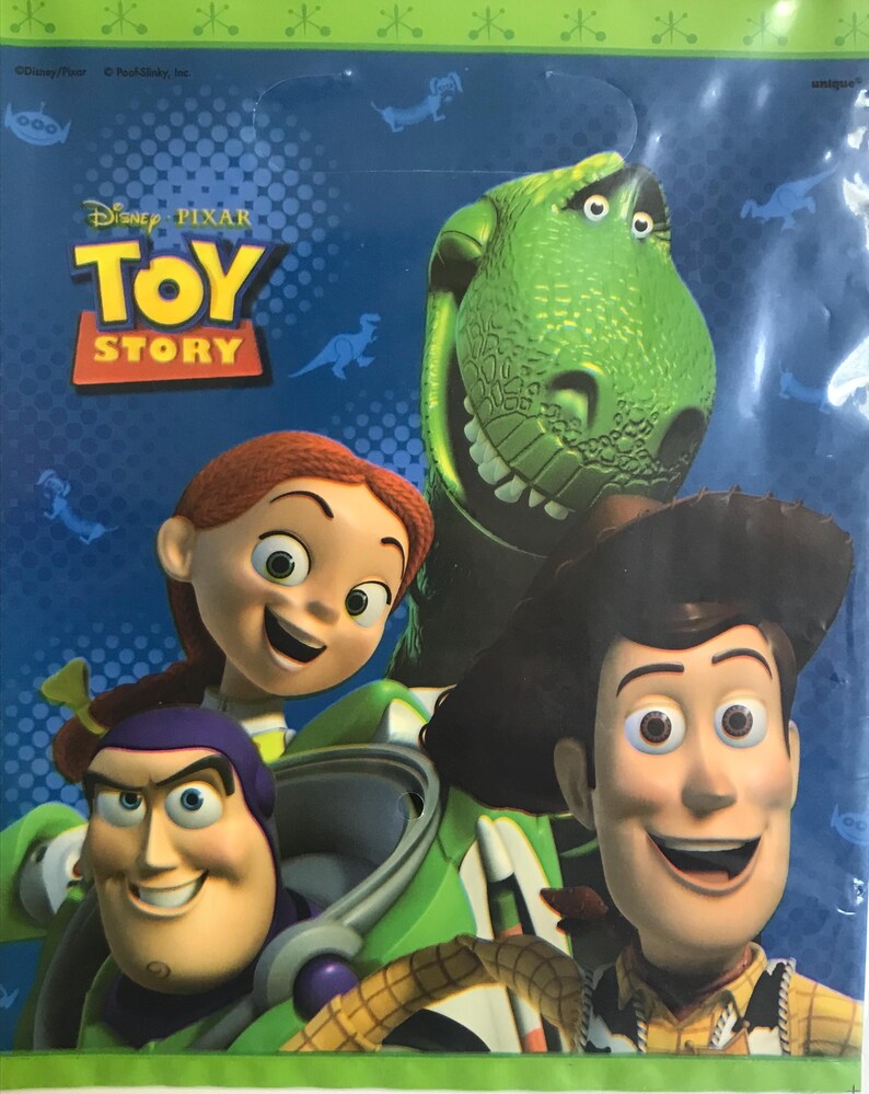 Puede incluir: Una bolsa de regalo de pl&aacute;stico azul con el logotipo de Disney Pixar Toy Story en amarillo y rojo. La bolsa muestra gr&aacute;ficos impresos de los personajes Woody, Buzz Lightyear, Jessie y Rex sobre un fondo azul oscuro con siluetas azul claro.