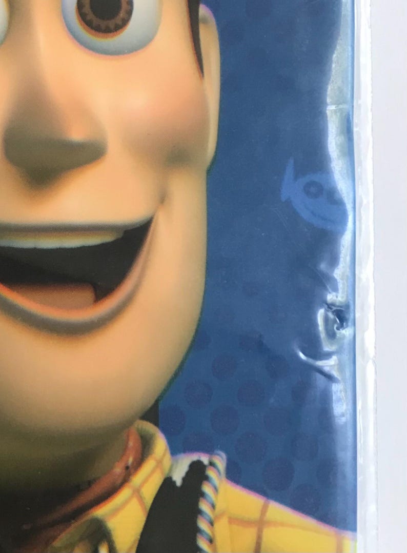 Puede incluir: Un primer plano de un personaje de tez bronceada, cabello casta&ntilde;o y una amplia sonrisa, que viste una camisa de cuadros amarilla con un pa&ntilde;uelo rojo. El fondo es azul oscuro con un sutil patr&oacute;n de puntos y un tenue icono alien&iacute;gena azul claro.