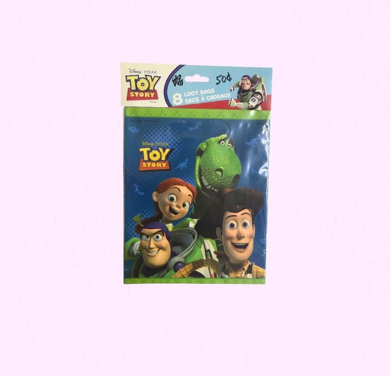 Puede incluir: Un paquete de 8 bolsas de regalo de Toy Story con fondo azul e ilustraciones de Buzz Lightyear, Woody, Jessie y Rex. La tarjeta superior muestra el logotipo de Toy Story, el texto 8 LOOT BAGS y una peque&ntilde;a imagen de Buzz Lightyear.