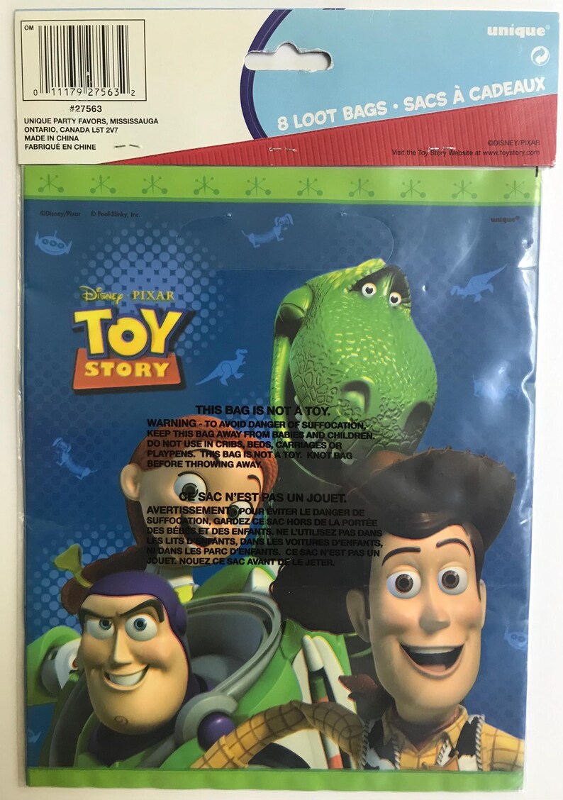 Puede incluir: Un paquete de 8 bolsas de regalo de pl&aacute;stico azul con personajes de Toy Story de Disney Pixar, incluyendo a Woody, Buzz Lightyear, Jessie y Rex. El frente de la bolsa muestra el logotipo de Toy Story y advertencias de seguridad en ingl&eacute;s y franc&eacute;s.