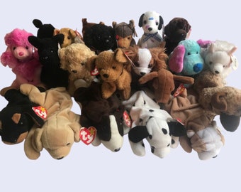 Puede incluir: Una colección de 18 peluches Beanie Babies, incluyendo perros, un dálmata, un caniche rosa y un perro azul y morado. Los juguetes están todos en diferentes poses y tienen ojos de diferentes colores.