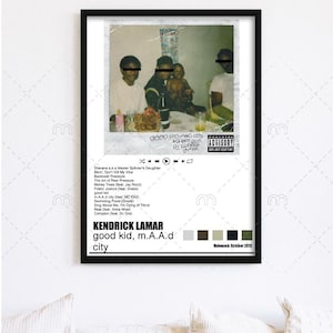 Puede incluir: Portada del álbum "good kid, m.A.A.d city" de Kendrick Lamar. La portada presenta una foto en blanco y negro de una familia sentada a una mesa. El título del álbum está escrito en negro sobre fondo blanco. El álbum fue lanzado en octubre de 2012.
