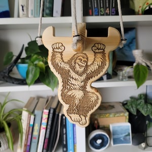 Hängande Sasquatch-växthållare: Lasergraverad träkonst för 10 cm krukor