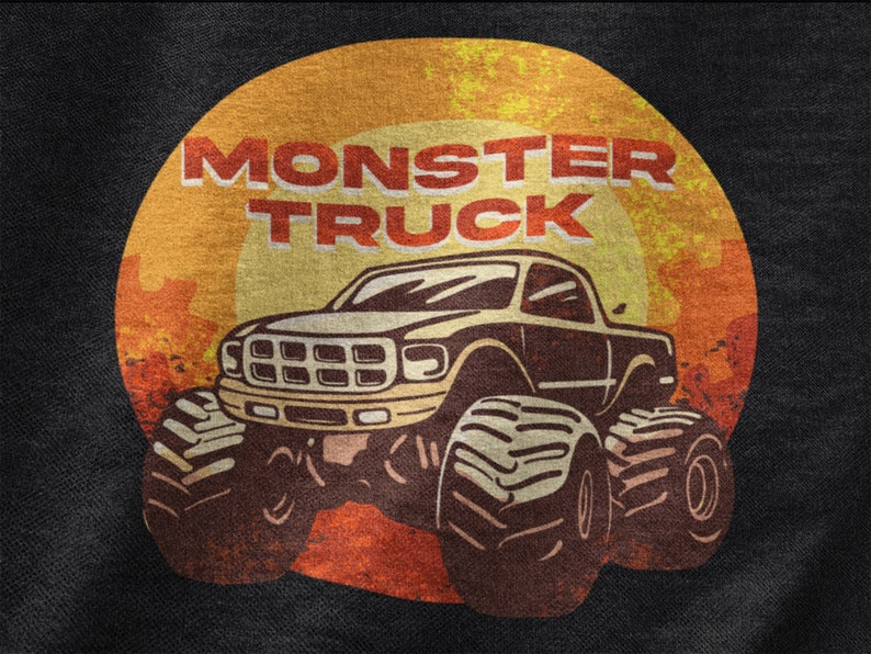 Puede incluir: Una ilustraci&oacute;n de estilo vintage de un cami&oacute;n monstruo con neum&aacute;ticos grandes, sobre un fondo de puesta de sol. El cami&oacute;n es marr&oacute;n con una parrilla negra y las palabras "MONSTER TRUCK" est&aacute;n escritas en letras blancas sobre un fondo amarillo.