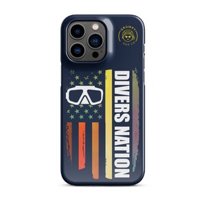 Diver Nation Scuba Diving Themed iPhone® Snap Case Estuche protector de policarbonato, compatible con carga inalámbrica, de origen coreano