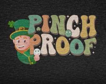 Puede incluir: Un personaje de dibujos animados de duende verde con un sombrero verde y una barba verde. El duende sostiene un cartel con un corazón y el texto "Pinch Proof" en una fuente retro.