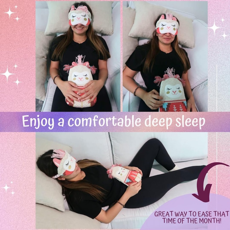 K&ouml;nnte beinhalten: Eine wei&szlig;e Schlafmaske mit rosa Lama-Gesichtsdetails und ein passendes, lamaf&ouml;rmiges Heizkissen. Das Heizkissen hat ein Lama-Design mit roten und wei&szlig;en Mustern. Der Text lautet "Enjoy a comfortable deep sleep" und "GREAT WAY TO EASE THAT TIME OF THE MONTH!"