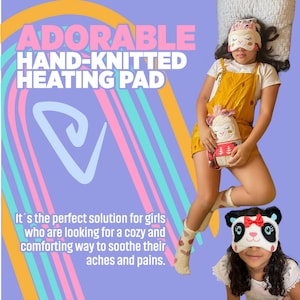 K&ouml;nnte beinhalten: Zwei Kinder mit Augenmasken halten handgestrickte W&auml;rmekissen. Der Text im Bild lautet "ADORABLE HAND-KNITTED HEATING PAD". Die W&auml;rmekissen sind in Form eines Lamas und eines Pandas gestaltet. Der Hintergrund hat ein farbenfrohes Regenbogen-Design.