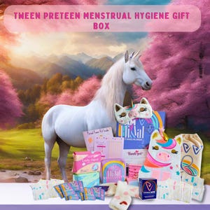 K&ouml;nnte beinhalten: Eine Geschenkbox mit der Aufschrift "TWEEN PRETEEN MENSTRUAL HYGIENE GIFT BOX" mit einem wei&szlig;en Einhorn, Menstruationsprodukten und einem Regenbogen-Design. Die Box enth&auml;lt Binden, T&uuml;cher und einen "Period Power Kit Guide".