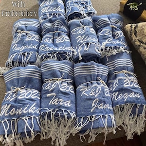Toalla de playa con nombre de equipo personalizado, toalla de playa con logotipo, 40 x 70 pulgadas, toalla bordada, regalo personalizado, idea de regalo de Navidad, toalla de playa con espíritu escolar