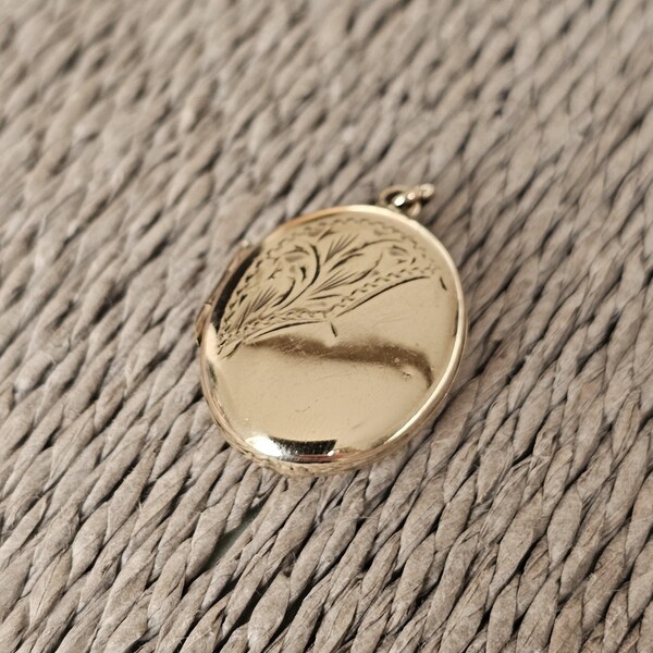 Vintage 9ct Gold Front & Back Engraved Oval Photo Locket Necklace Pendant - c1960s 1950s