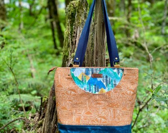 Mochila convertible y bolso de mano Midnight Range: setas y montañas en color ocre.