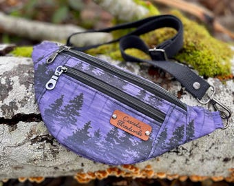 Riñonera pequeña, tipo bandolera, color morado, lona reciclada